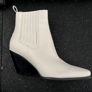 White leather rustic boots with pointed toe and black heal